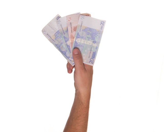 bankovky v ruce
